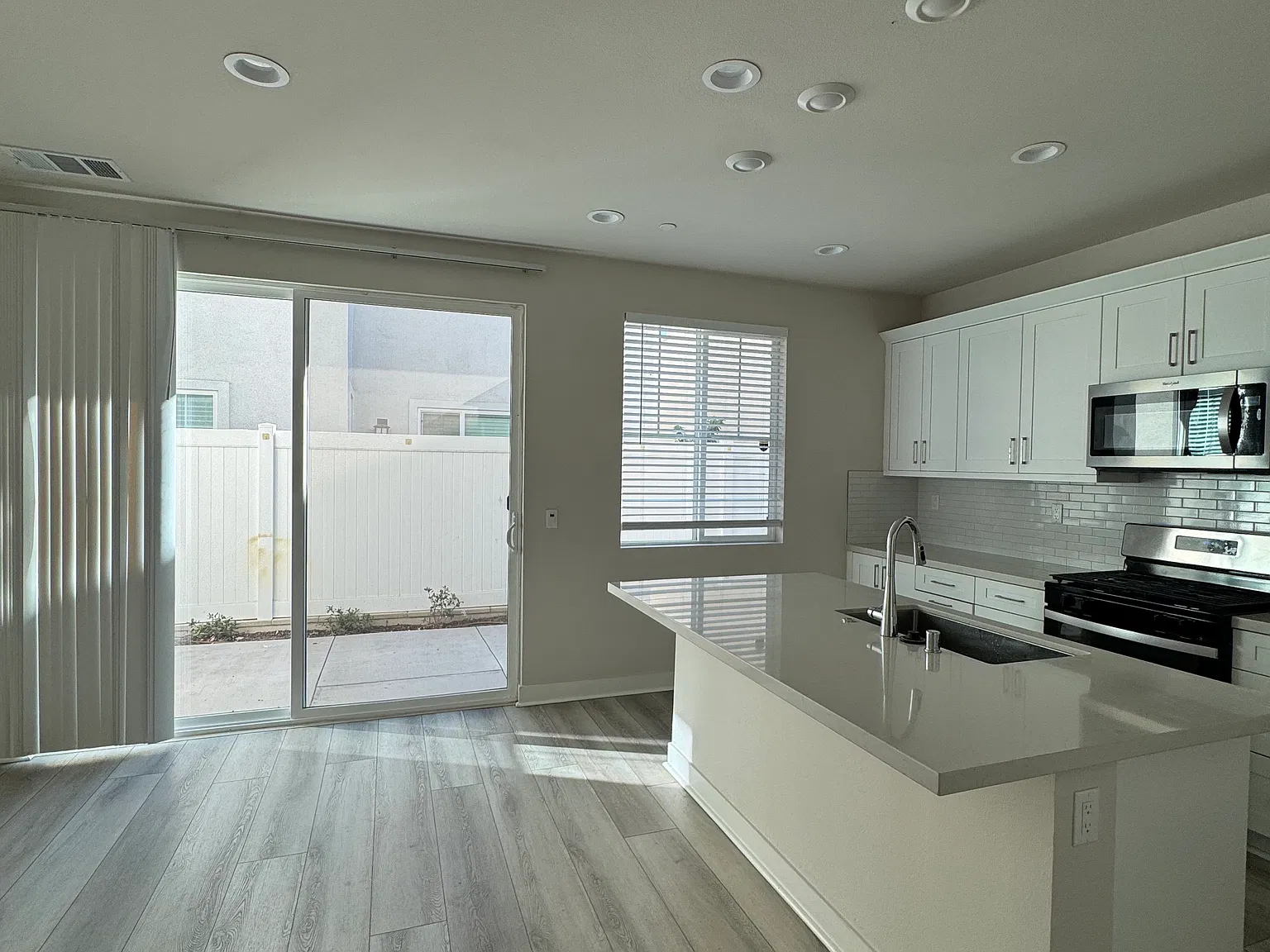 4 bed, 2050 sqft, $3,650 — Photo 3