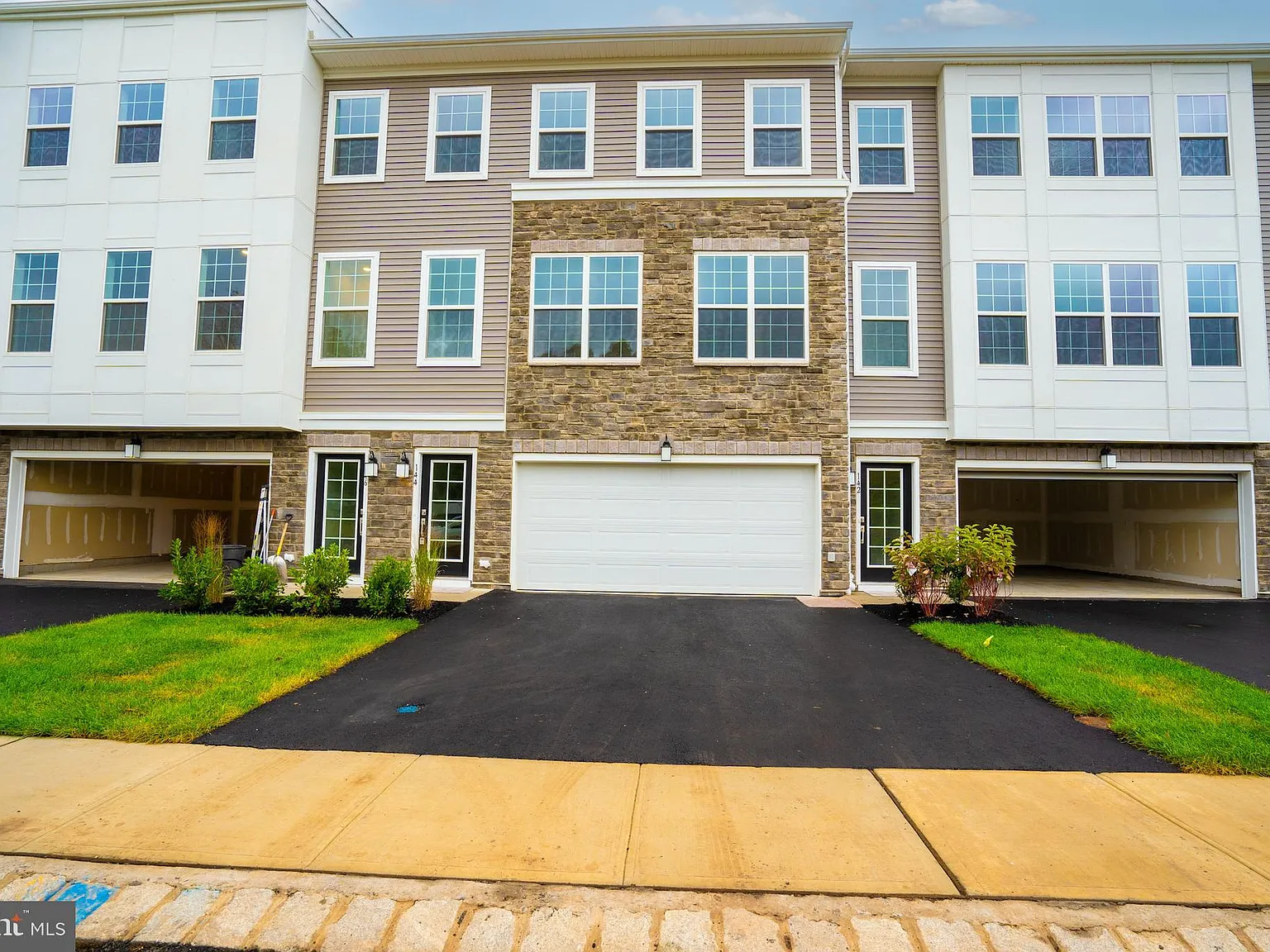 4 bed, 3.5 bath, 2453 sqft, $4,600 — Photo 1