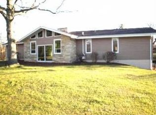 W303S10235 Lakeview Dr, Mukwonago, WI 53149