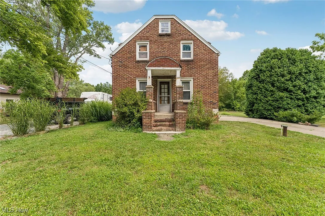 1899 Edwards Dr photo 1
