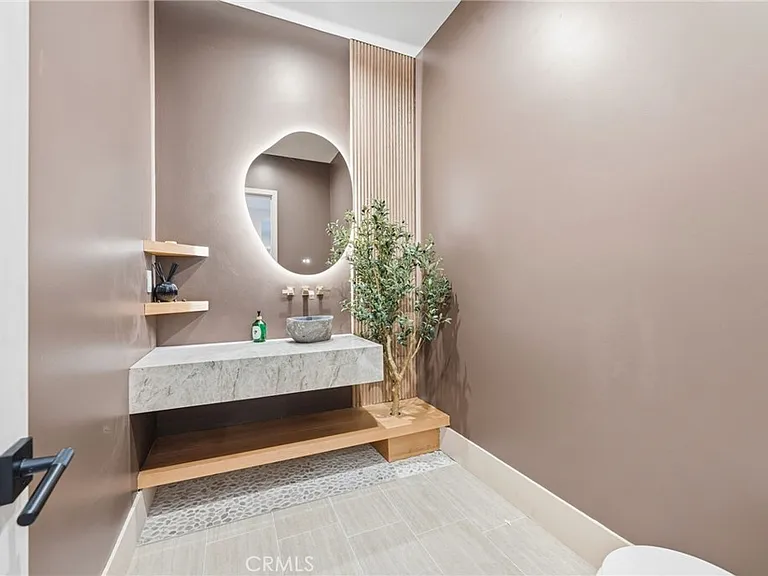 13135 Chandler Blvd — Photo 42