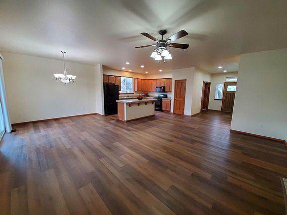 Open living room, dining room and kitchen area. High ceiling in the entire house.