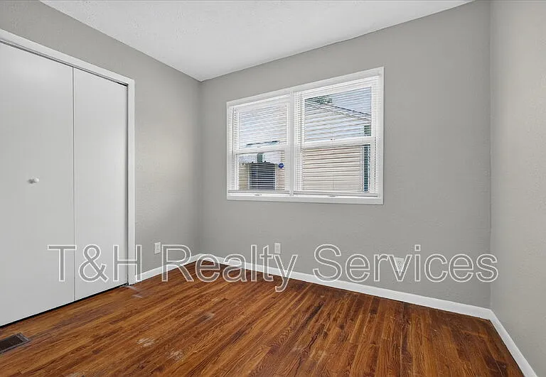 1819 Knox St — Photo 17