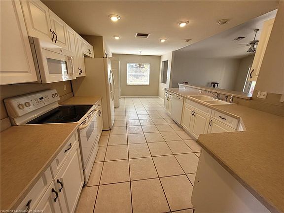 3rd image of 784 Lake August Dr