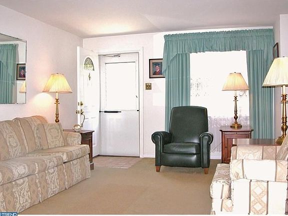 4th image of 802 Hillcrest Dr