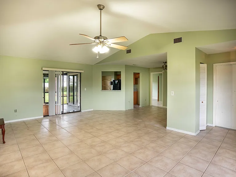 3617 SW Margela St — Photo 3