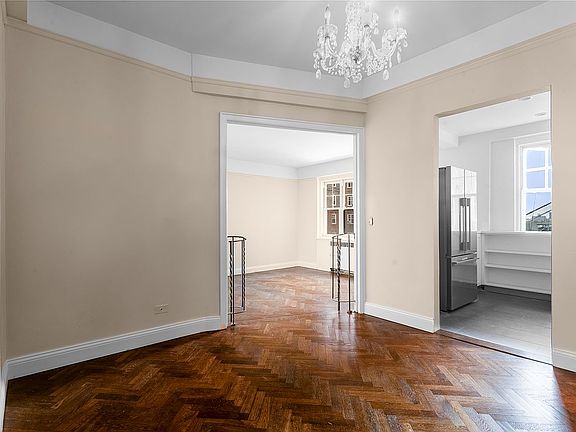 4th image of 160 Cabrini Blvd APT 10
