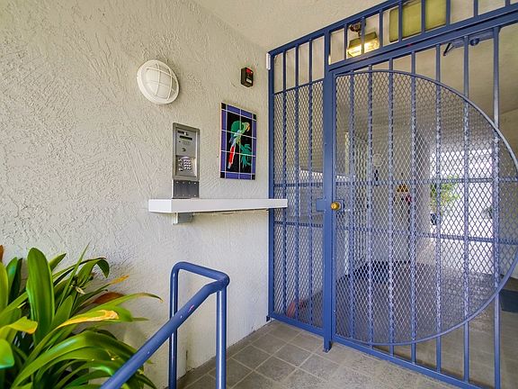 4th image of 422 Rosecrans St APT 13
