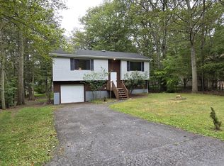 363 Coach Rd, Tobyhanna, PA 18466