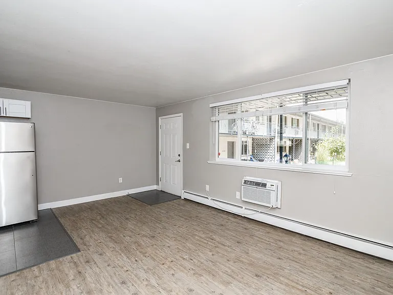 Clay Street Apartments — Photo 30