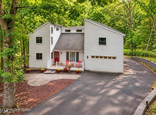203 Saint Andrews Dr, Bushkill, PA 18324