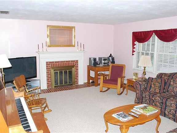 2nd image of 7 Tanglewood Dr