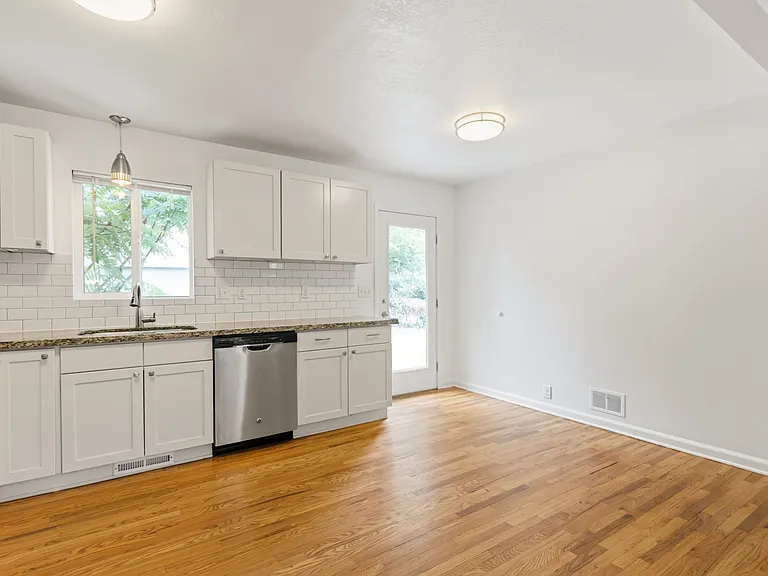 623 Colorado St — Photo 14