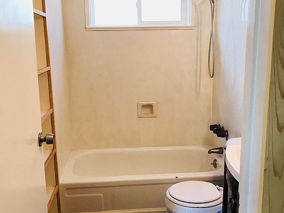 4th image of 924 Pioneer St
