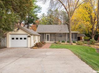 910 37th St, Moline, IL 61265