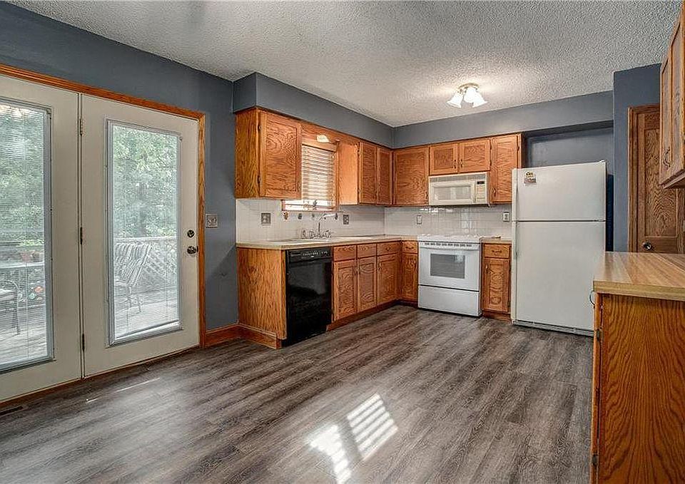 Large eat-in kitchen!