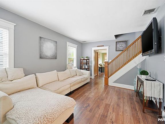 5th image of 158 Johnson Ave