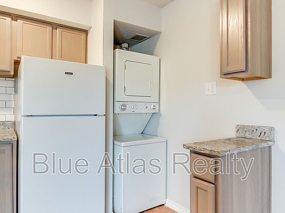 4th image of 9809 Walnut St #306