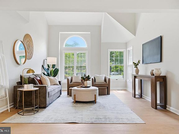 5th image of 24 River Oaks Cir
