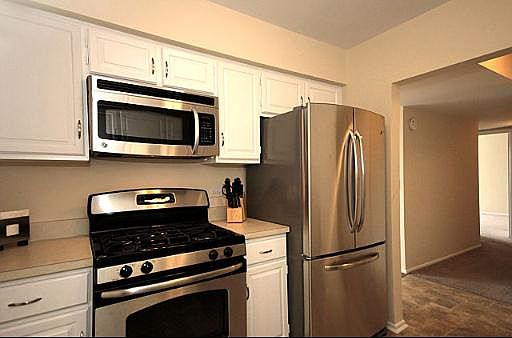 3rd image of 840 Wellington Ave Unit 411