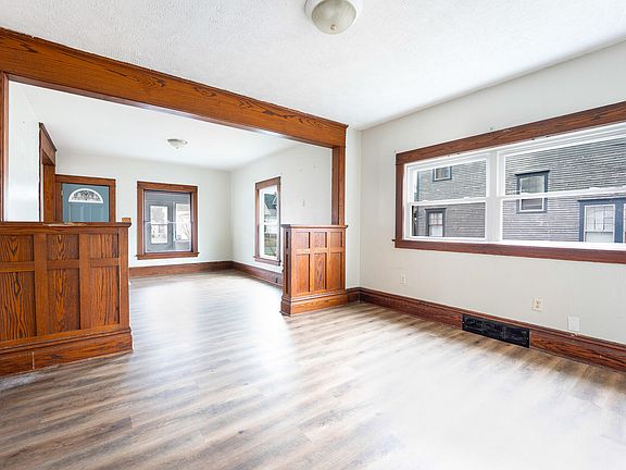 3rd image of 223 Territorial Rd W