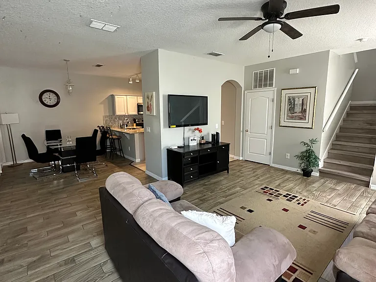 1737 Royal Ridge Dr — Photo 4