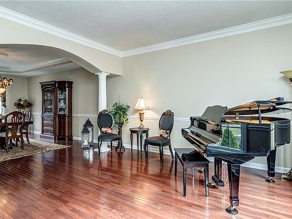 3rd image of 805 Gallant Fox Ln