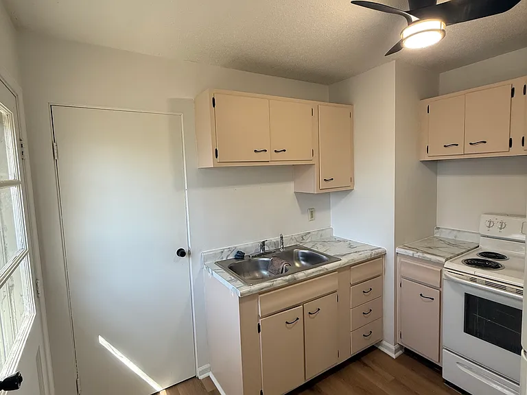 4522 N Lincoln Ave — Photo 2