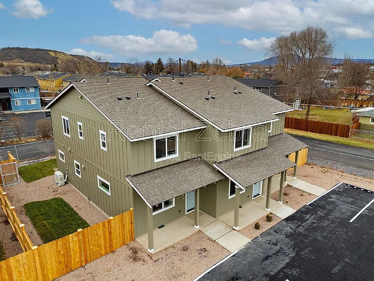 663 SE Dunham St #2 — Photo 37