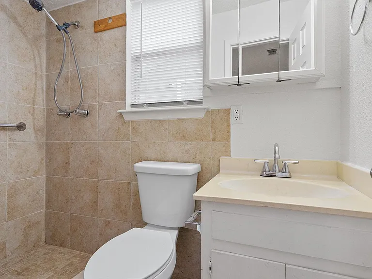 703 Huntingdon Pl — Photo 15
