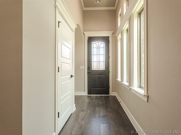 4th image of 3632 S Redwood Dr