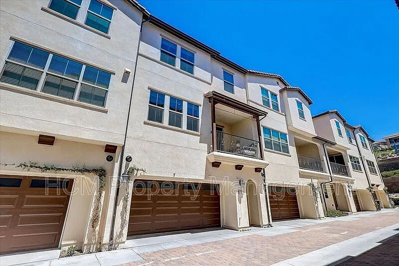 2 bed, 2.5 bath, 1324 sqft, $3,750 — Photo 3