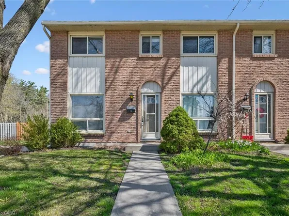 165 Green Valley Dr #14, Kitchener, ON N2P 1K3