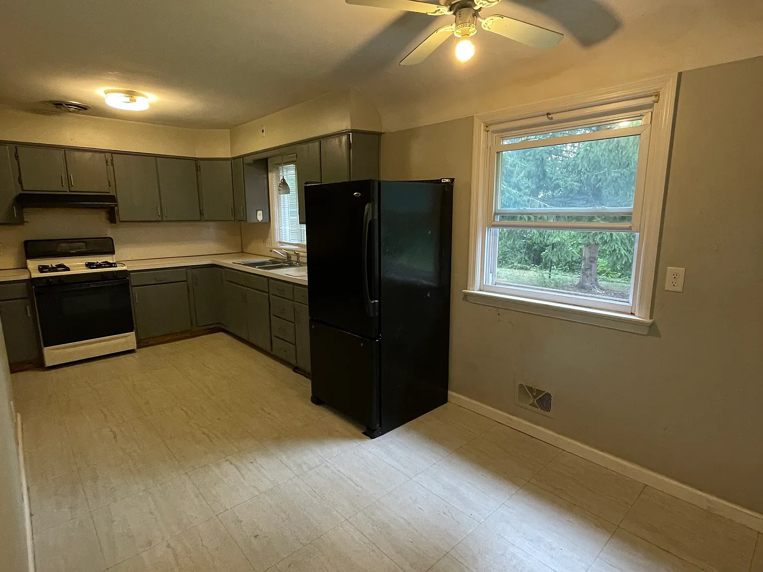718 Westside Dr — Photo 2