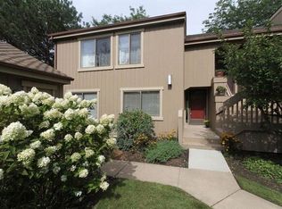 746 Oak Hill Rd APT C, Lake Barrington, IL 60010