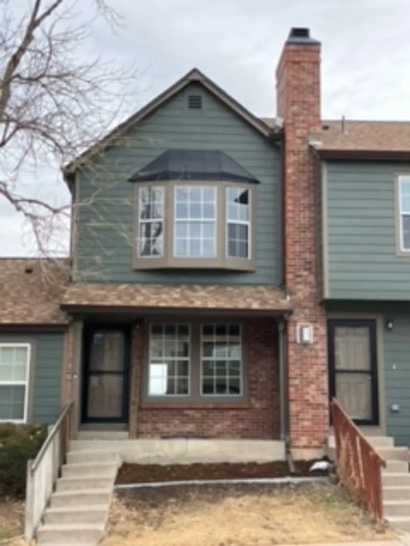 Like New Townhome in Great Aurora Community — Photo 1