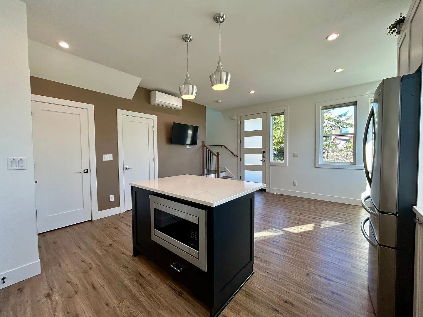Beautiful 2 Bed 2.5 Bath Townhouse In Quiet Beacon Hill Neighborhood — Photo 4