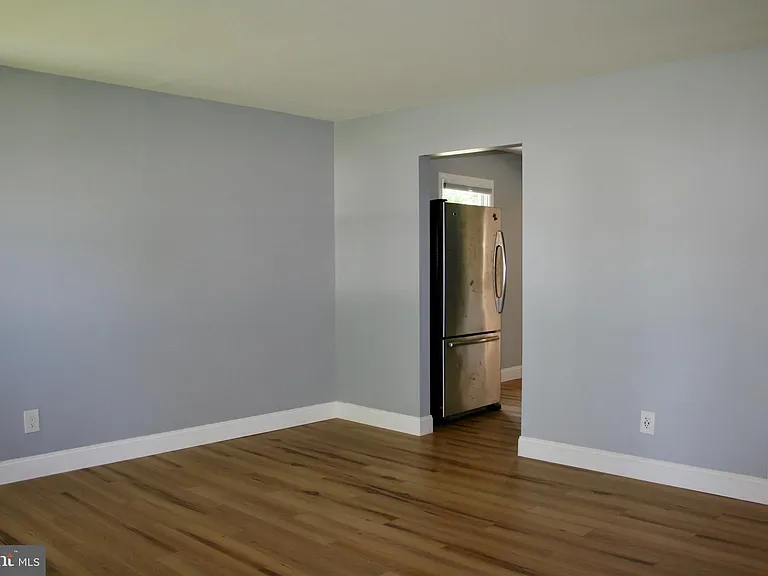 124 Stratford Ave — Photo 8