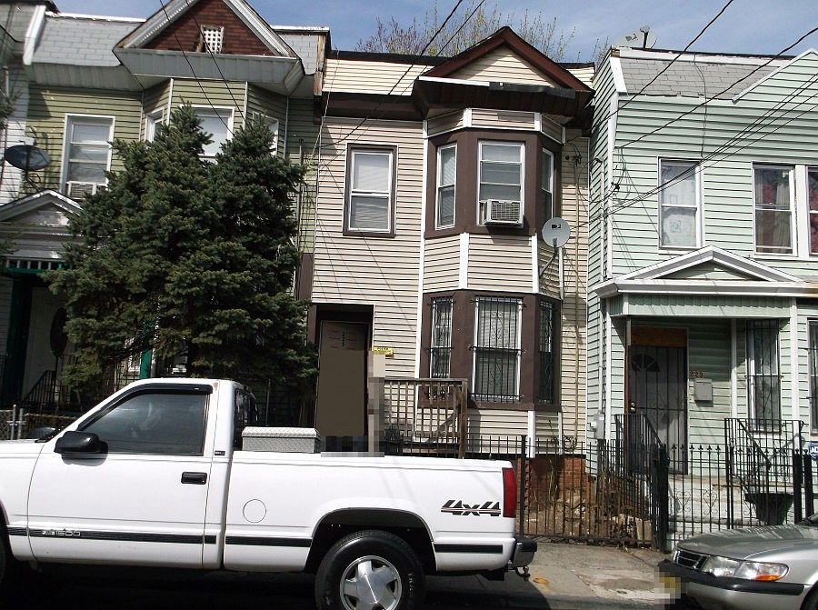 1st image of 225 6th Ave W
