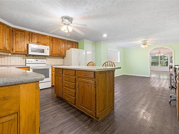 5th image of 808 S Oak St