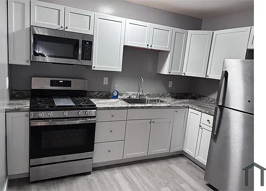 3 bed, 920 sqft, $1,950 — Photo 3