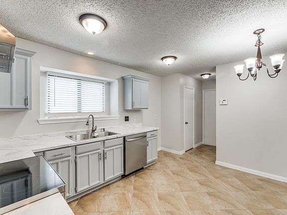 4th image of 2653 Berkshire Ln