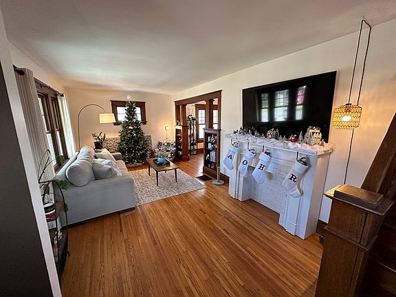 4th image of 117 Elmwood Park W