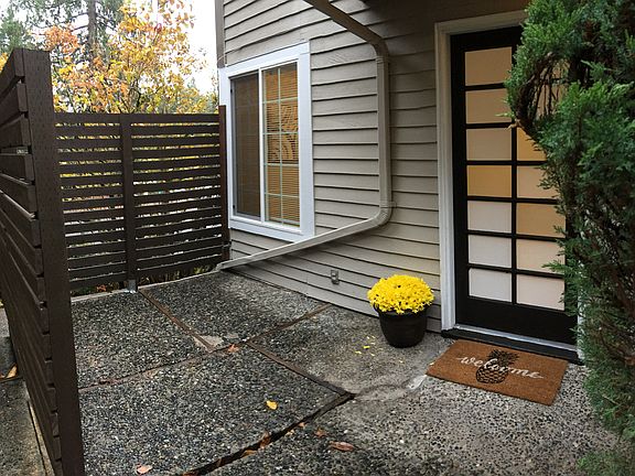 4th image of 520 Bellevue Way SE APT 5