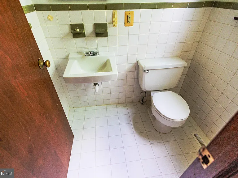 213 Laurel Ave #B — Photo 17