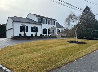 6 Private Rd, Remsenburg, NY 11972