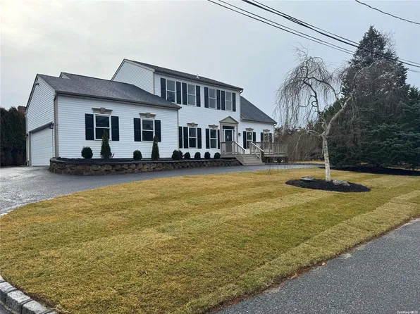 6 Private Road, Remsenburg, NY 11960