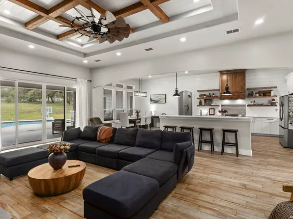 121 N TRANQUILITY DR, La Vernia, TX 78121