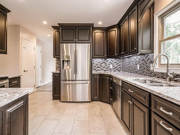 5th image of 2421 Ashwood Dr