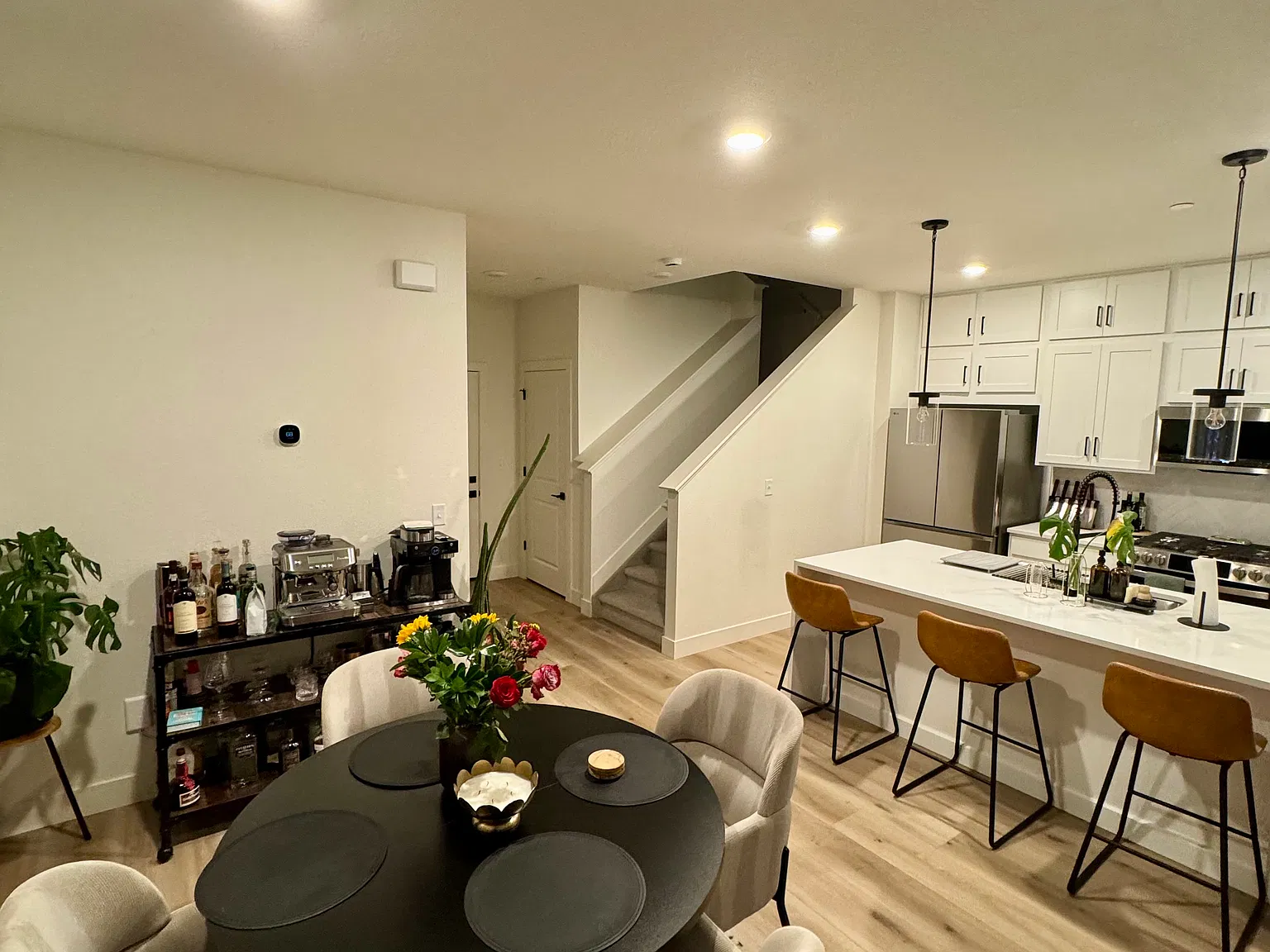 3 bed, 2.5 bath, 1468 sqft, $4,000 — Photo 4